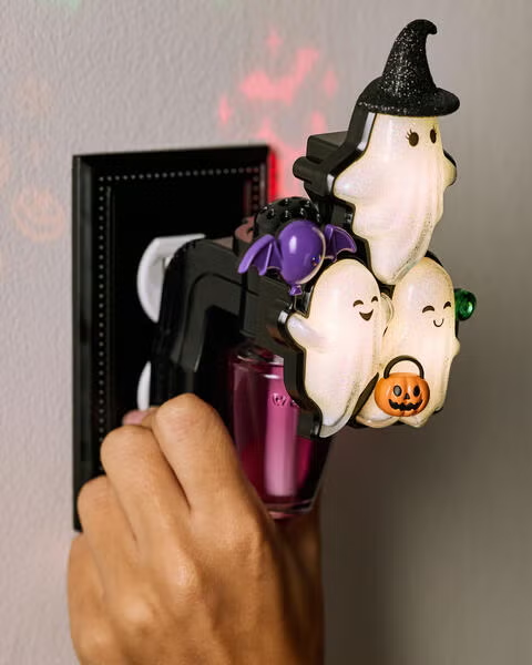 GHOUL FRIENDS PROJECTOR NIGHTLIGHT